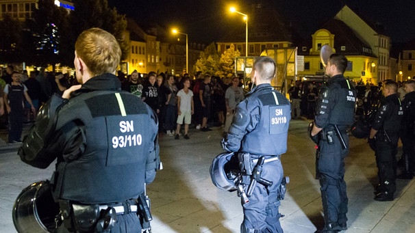 Polizei in Bautzen bei einer Kundgebung | Bild: picture-alliance/dpa