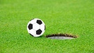 Symbolbild: Fußball am Rand eines Lochs | Bild: picture-alliance/dpa