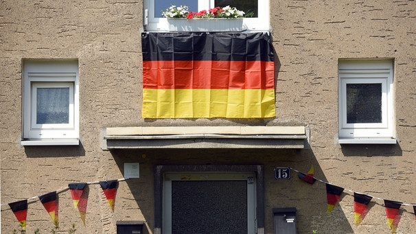 Deutschland-Flaggen ziehren eine Hauswand | Bild: picture-alliance/dpa