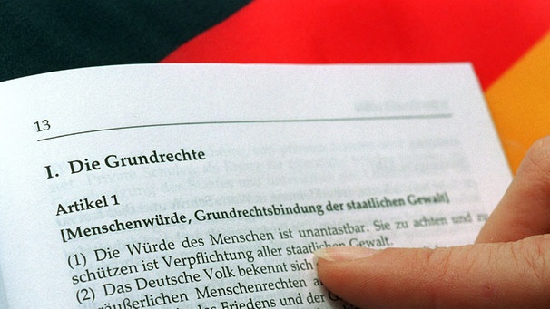 Buchseite mit Artikel 1 des deutschen Grundgesetzes | Bild: picture-alliance/dpa