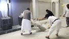 IS-Anhänger zerstören antike Statuen im Museum in Mossul (IS-Bildmaterial, Echtheit nicht verifiziert) | Bild: picture-alliance/dpa