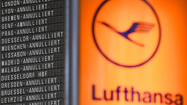 Annullierte Flüge der Lufthansa werden am 24.11.2016 im Terminal 1 des Flughafens von Frankfurt am Main (Hessen) auf einer Anzeigetafel angezeigt. Die Piloten der Lufthansa haben ihren Streik fortgesetzt.  | Bild: picture-alliance/dpa