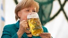 Merkel trinkt Bier | Bild: picture-alliance/dpa/Stefan Sauer