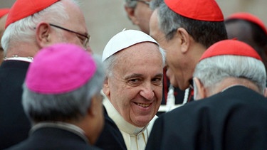 Papst Franziskus, ein Bischof, mehrere Kardinäle | Bild: picture-alliance/dpa
