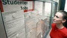 Studierende am schwarzen Brett mit Jobangeboten | Bild: picture-alliance/dpa