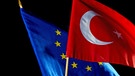 Europafahne, türkische Fahne | Bild: picture-alliance/dpa