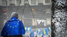 EU-Befürworter demonstrieren in Kiew vor dem Parlamentsgebäude | Bild: picture-alliance/dpa