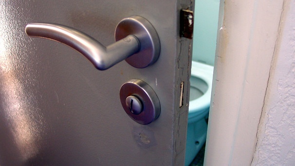 Blick durch einen Türspalt auf eine Toiletten-Schüssel | Bild: colourbox.com
