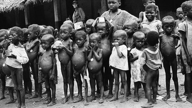 Ausgehungerte Kinder stehen zusammen | Bild: picture-alliance/dpa