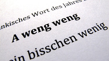 Auf einer Seite steht: "A weng weng" | Bild: picture alliance/dpa/Stephan Jansen 