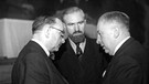 Anton Pfeiffer, Kultusminister Alois Hundhammer und der Landesvorsitzende Josef Müller während der CSU Landesversammlung 1948.  | Bild: picture-alliance / dpa | dpa