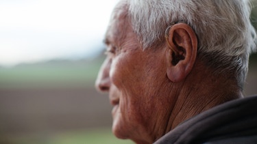 Ein alter Mann mit Hörgerät. | Bild: BR/Julia Müller