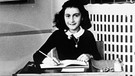 Anne Frank am Schreibtisch. | Bild: picture alliance/United Archives | IFTN