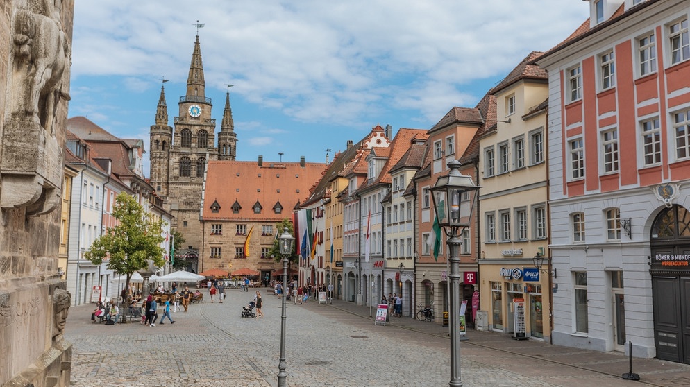 Der Martin Luther Platz in Ansbach, im Hintergrund die St. Gumbertus Kirche. | Bild: BR/Philipp Kimmelzwinger