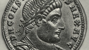 Münze aus der Regierungszeit Kaiser Konstantins mit Münzbildnis. | Bild: picture-alliance/dpa