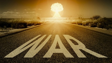 Atombombe mit Schriftzug WAR | Bild: picture-alliance/dpa