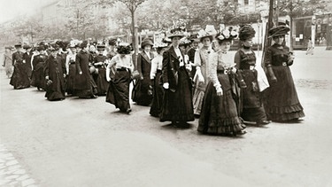 Berlin, 12. Mai 1912. Demonstration für das Frauen-Wahlrecht. Eine Gruppe von Demonstrantinnen auf dem Weg zum Versammlungsort. | Bild: picture alliance / akg-images 