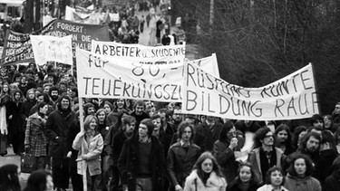 Studenten aus dem gesamten Bundesgebiet demonstrieren 1974 in Bonn gegen die Inflation und für eine Erhoehung der Ausbildungsföderung  | Bild: picture alliance / Klaus Rose