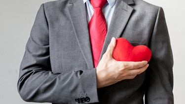 Mann im Anzug mit rotem Herz in den Händen | Bild: colourbox.com