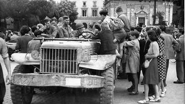 Amerikanische Soldaten befreien Europa von der Naziherrschaft | Bild: picture-alliance/dpa