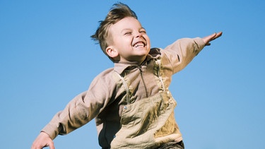 Ein Kind, das vor Begeisterung in die Luft springt | Bild: colourbox.com