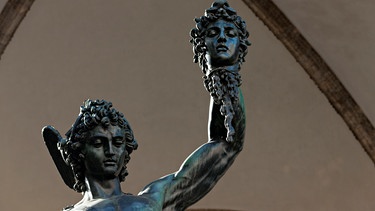 Cellinis Skulptur "Perseus" in der Loggia dei Lanzi in Florenz | Bild: picture-alliance/dpa