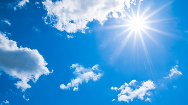 Ein blauer Himmel mit Sonne und Wolken. | Bild: stock.adobe.com/Franz