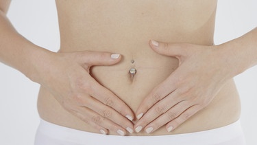 Frau fast sich an den Bauch | Bild: picture-alliance/dpa