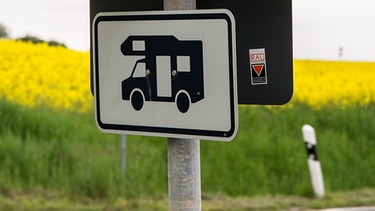 Straßenschild mit Campingwagen | Bild: picture-alliance/dpa