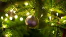 Geschmückter Weihnachtsbaum | Bild: picture-alliance/dpa