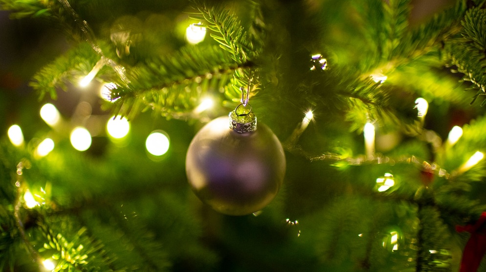 Geschmückter Weihnachtsbaum | Bild: picture-alliance/dpa