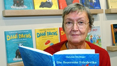 Christiane Nöstlinger vor ihren Büchern | Bild: picture-alliance/dpa