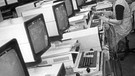 Ein Raum voller Computer, aufgenommen 1989. | Bild: picture-alliance/ ZB | Peter Kroh