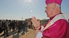 Symbolbild: "Segen";  Bischof segnet vorbeigehende Pilger während der Wallfahrt | Bild: picture-alliance/dpa