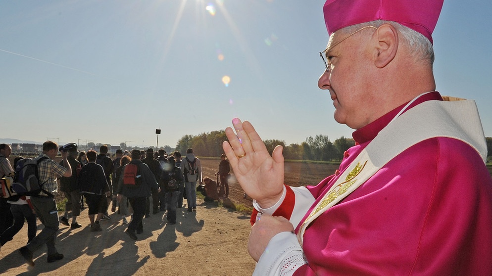 Symbolbild: "Segen";  Bischof segnet vorbeigehende Pilger während der Wallfahrt | Bild: picture-alliance/dpa