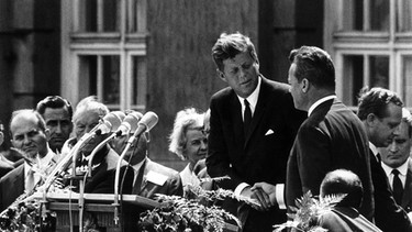 Der amerikanische Präsident John F. Kennedy und der regierende Bürgermeister von Berlin Willy Brandt vor dem Schöneberger Rathaus in Berlin am 26. Juni 1963. | Bild: picture alliance / dpa