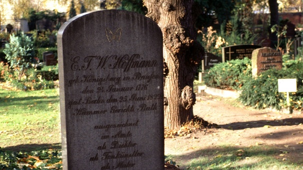 Die Grabstelle von E.T.W. Hoffmann (1776-1822) auf dem Friedhof am Halleschen Tor im Berliner Stadtteil Kreuzberg. Hoffmann war zu Lebzeiten ein riesiger Fan Mozarts, weshalb er seinen dritten Vornamen stets als Amadeus (E.T.A.) angab. | Bild: picture-alliance/dpa