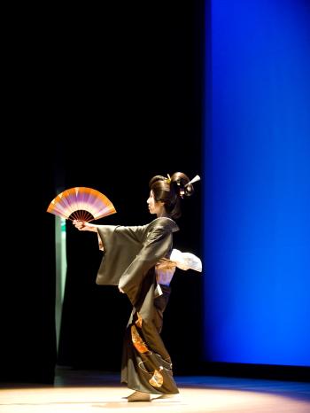 Geisha bei einer traditionellen Tanzvorführung mit einem Fächer | Bild: picture-alliance/dpa