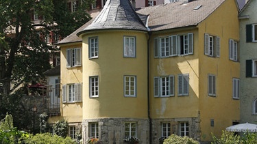 Hölderlinturm in Tübingen am Neckarufer. Friedrich Hölderlin bewohnte das Turmzimmer im ersten Stock von 1807 bis zu seinem Tod 1843 | Bild: picture-alliance/dpa