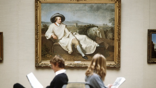 Zwei Besucher des Frankfurter Städel-Museums sitzen lesend vor dem Gemälde "Goethe in der Campagna" (1787) des deutschen Malers Johann Heinrich Wilhelm Tischbein | Bild: picture-alliance/dpa