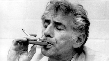 Leonard Bernstein spielt auf einer Kazoo und raucht Zigarette (1971) | Bild: picture-alliance/dpa
