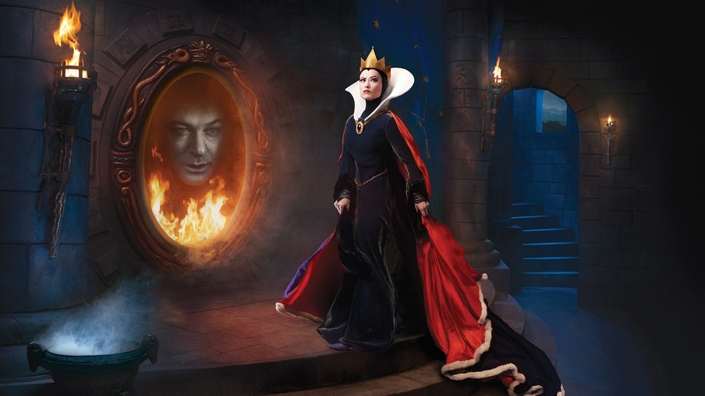 Die US-amerikanische Schauspielerin Olivia Wilde posiert als böse Königin aus dem Märchen «Schneewittchen und die sieben Zwerge» vor dem magischen Spiegel, der durch den US-amerikansichen Schauspieler Alec Baldwin in Szene gesetzt wird | Bild: picture-alliance/dpa