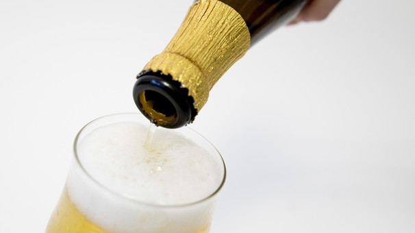 Bier wird in ein Glas eingeschenkt | Bild: picture-alliance/dpa