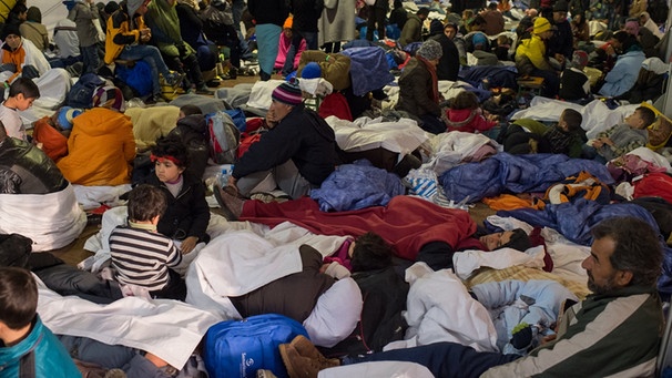 Flüchtlinge aus diversen Ländern in einem Notzelt | Bild: picture-alliance/dpa
