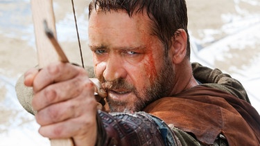 Der Schauspieler Russell Crowe spannt in einer Szene des Films "Robin Hood" seinen Bogen. | Bild: picture-alliance/dpa