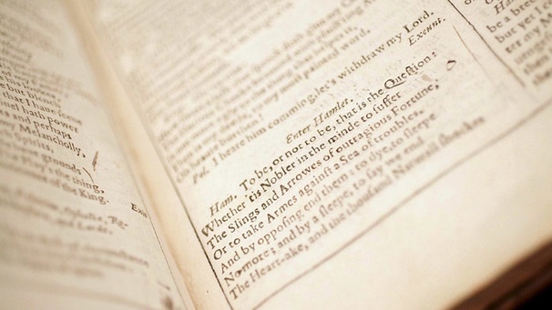 Erste Volltextausgabe von Shakespeare Werken mit dem berühmten Zitat von "Hamlet" zur Versteigerung bei Sotheby's Auktionshaus (2006) | Bild: picture-alliance/dpa