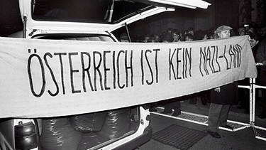Anti-Thomas Bernhard-Demo anlässlich von "Heldenplatz": Österreich ist kein Nazi-Land | Bild: picture-alliance/dpa