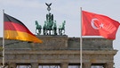 Türkische Flagge vor Brandenburger Tor | Bild: picture-alliance/dpa