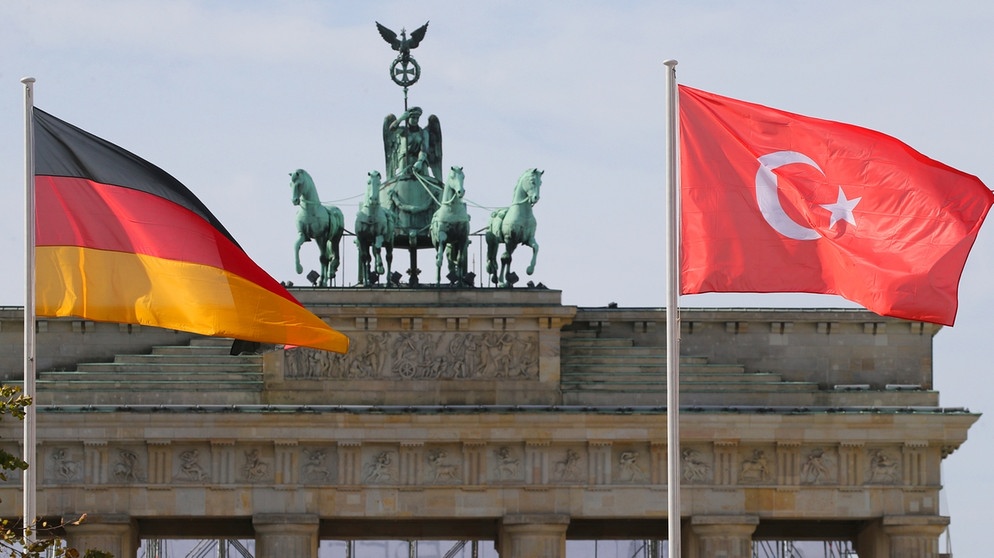 Türkische Flagge vor Brandenburger Tor | Bild: picture-alliance/dpa