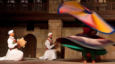 Sufis tanzen sich in Extase | Bild: picture-alliance/dpa